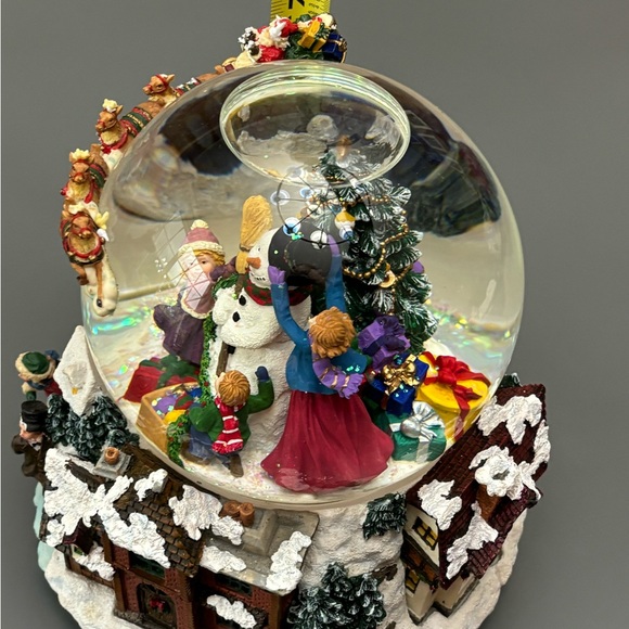 Santa sleigh snow globe by kirkland revolving outter globe vintage? - FLAWS - Picture 8 of 17